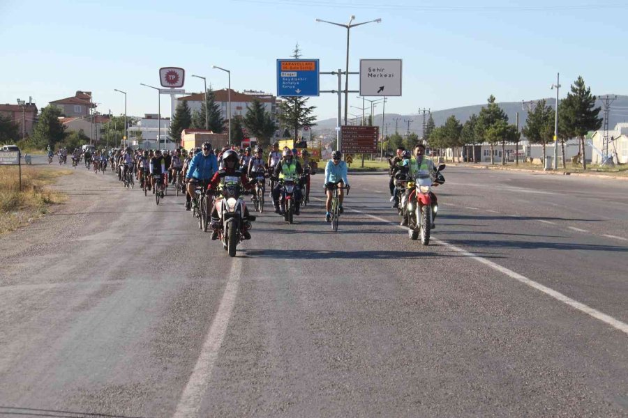 Bisikletseverler, Beyşehir Gölü Etrafında Bisiklet Turunda