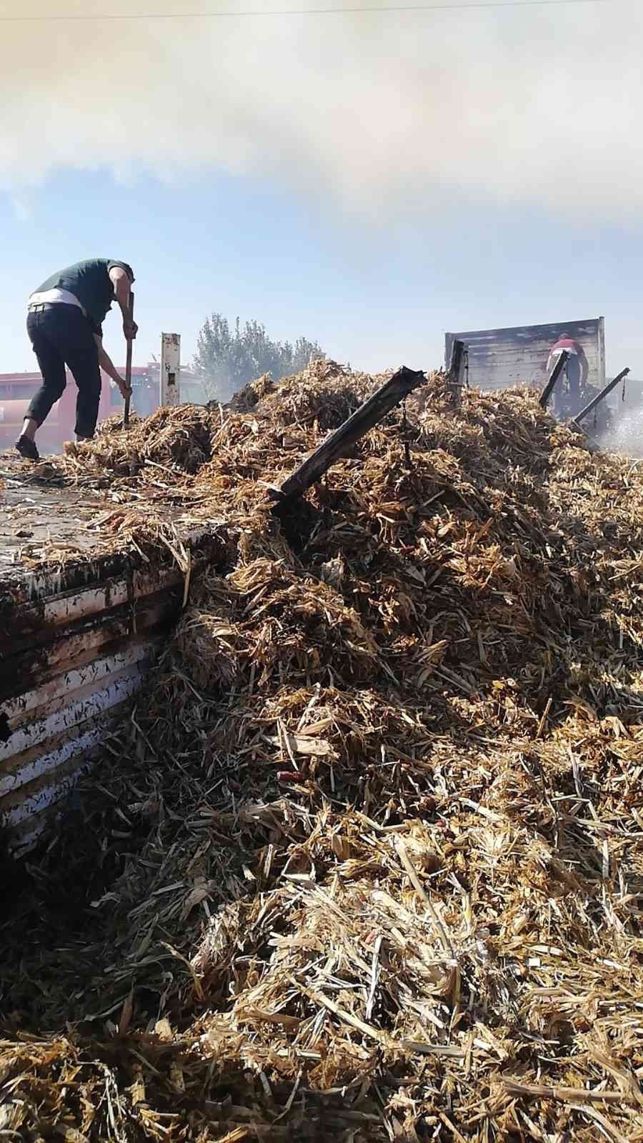 Anız Ateşi Seyir Halindeki Tıra Sıçradı, Onlarca Saman Balyası Kül Oldu