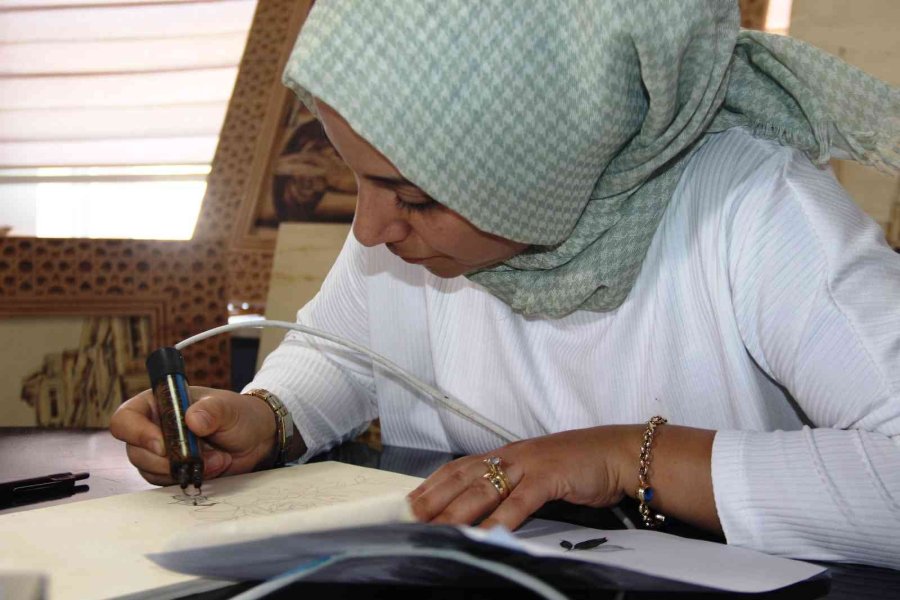 Portre Resimleri Yakarak Tahtaya İşlemesi Mesleği Oldu