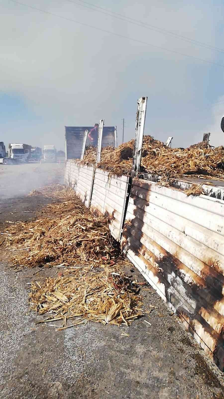 Anız Ateşi Seyir Halindeki Tıra Sıçradı, Onlarca Saman Balyası Kül Oldu