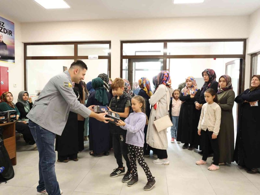 Genç Komek’te Başarılı Olan Öğrenciler Ödüllerini Almaya Başladı