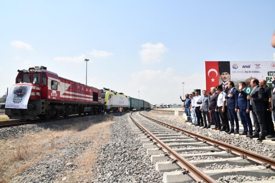 Pakistan’a Yardım Malzemesi Taşıyan 5. ’iyilik Treni’ Mersin’den Uğurlandı