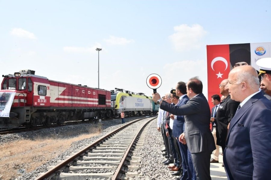 Pakistan’a Yardım Malzemesi Taşıyan 5. ’iyilik Treni’ Mersin’den Uğurlandı