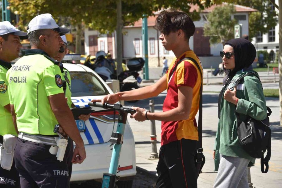 Konya’da Elektrikli Scooter Sürücüleri Denetlendi