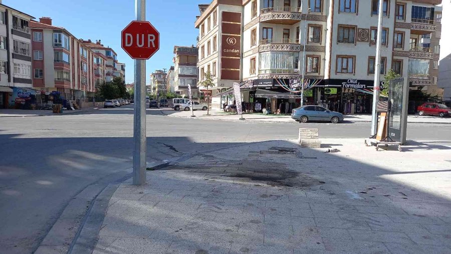 Kazada Savrulan Araç Kaldırımda Çalışan İşçilere Çarptı: 2 Ağır Yaralı