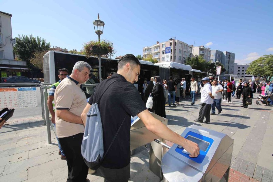 Konya’da Yeni Üniversite Öğrencileri Toplu Ulaşımdan 10 Gün Ücretsiz Yararlanıyor