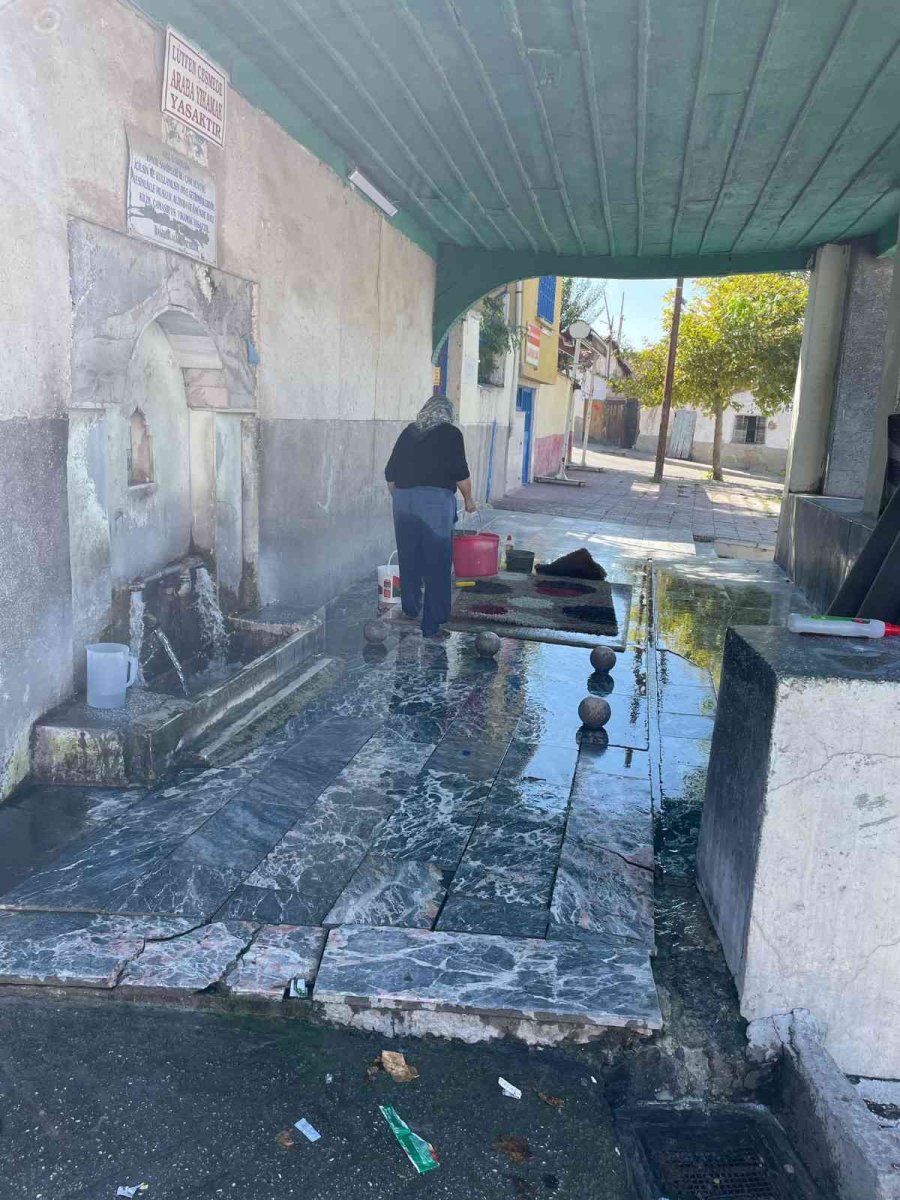 ‘halı Yıkanmaz’ İbaresinin Altında Halılarını Yıkadı