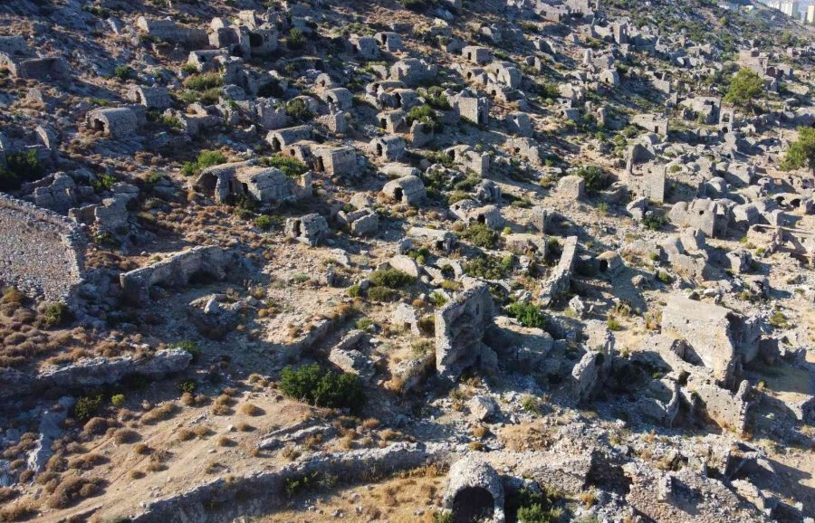 Antik Kentte Heyecanlandıran Keşif: Sütunlu Cadde Beklerken Biri Amforada 4 Bireyin İskeleti Ortaya Çıktı