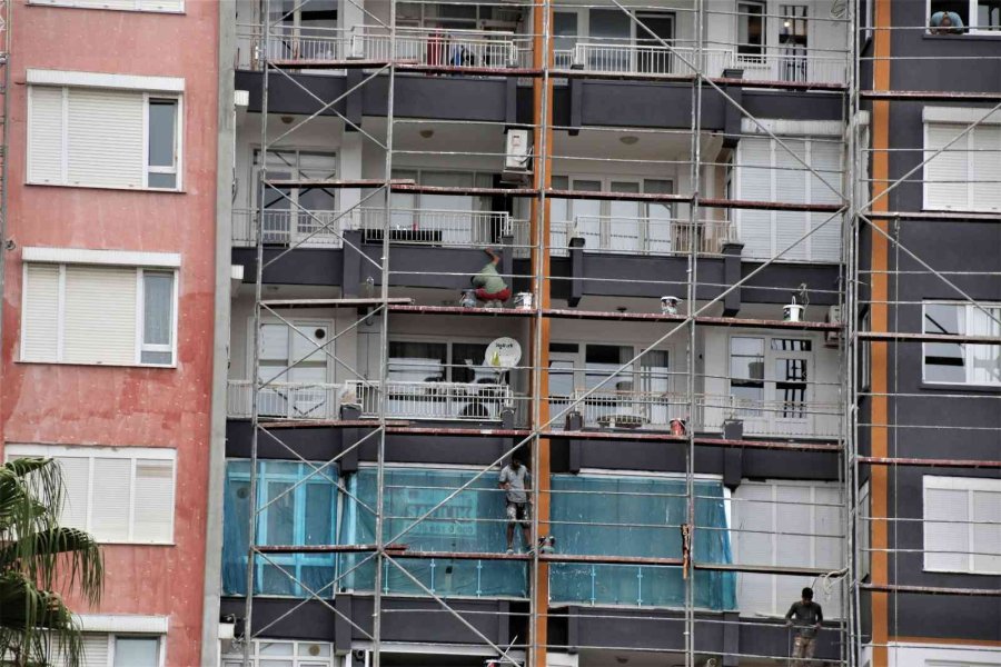 İnşaat İşçilerinin 15 Katlı Binada Güvenlik Önlemi Olmadan Çalışmaları Yürekleri Ağza Getirdi