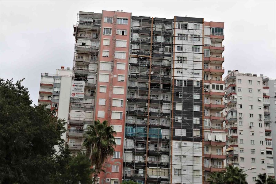 İnşaat İşçilerinin 15 Katlı Binada Güvenlik Önlemi Olmadan Çalışmaları Yürekleri Ağza Getirdi