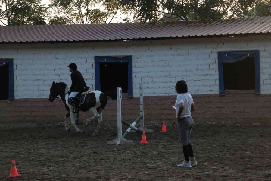 Rusya Uyruklu Çocuklar Binicilik Yarışında Ter Döktü