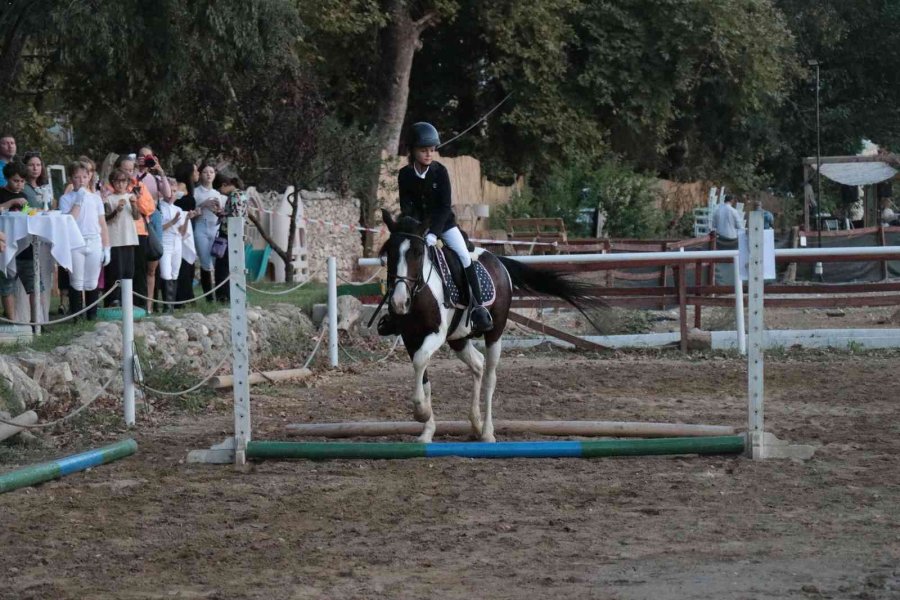 Rusya Uyruklu Çocuklar Binicilik Yarışında Ter Döktü