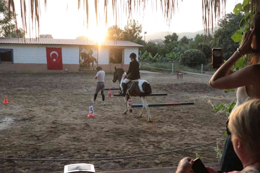 Rusya Uyruklu Çocuklar Binicilik Yarışında Ter Döktü