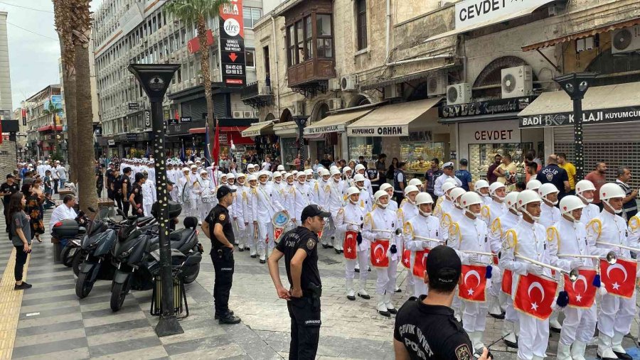 Askeri Öğrencilerinden Bandolu Geçiş