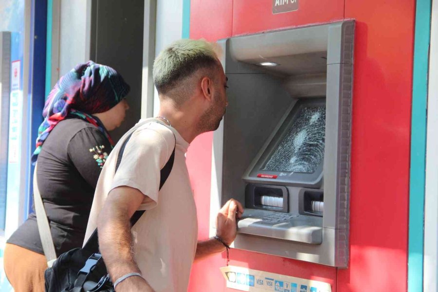 Para Çekmeye Gelenler Atm’lerin Parçalanmış Camlarıyla Karşılaştı