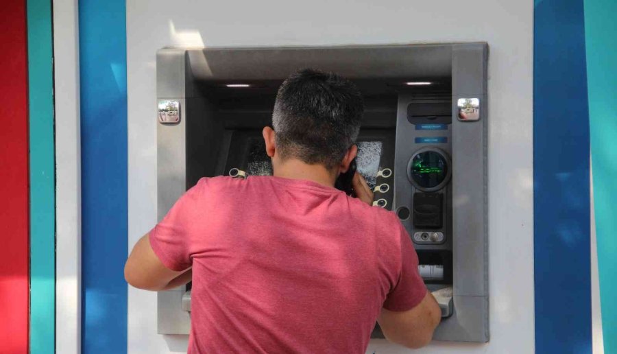 Para Çekmeye Gelenler Atm’lerin Parçalanmış Camlarıyla Karşılaştı