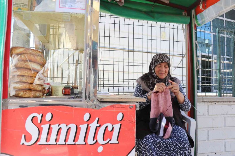 18 Yıldır Simit Tezgahıyla Hem Cezaevindeki Oğluna Hem Torunlarına Bakıyor