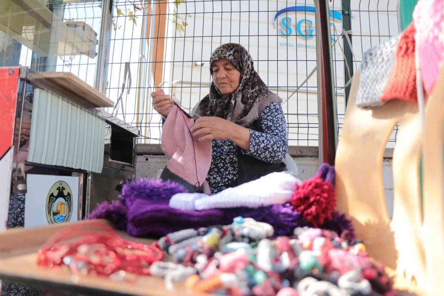 18 Yıldır Simit Tezgahıyla Hem Cezaevindeki Oğluna Hem Torunlarına Bakıyor