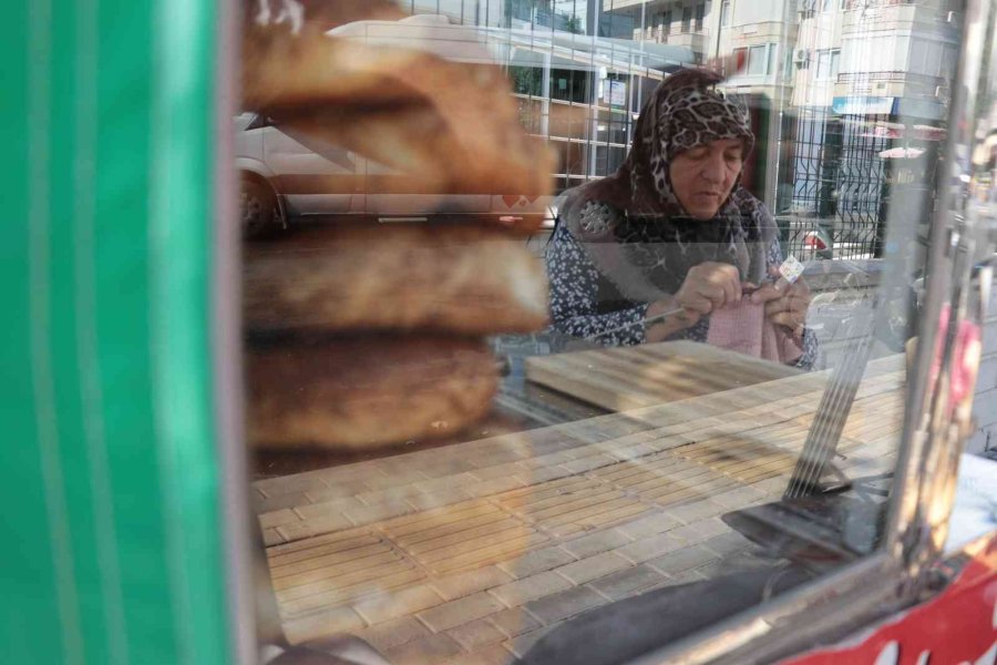 18 Yıldır Simit Tezgahıyla Hem Cezaevindeki Oğluna Hem Torunlarına Bakıyor