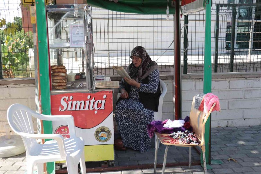 18 Yıldır Simit Tezgahıyla Hem Cezaevindeki Oğluna Hem Torunlarına Bakıyor