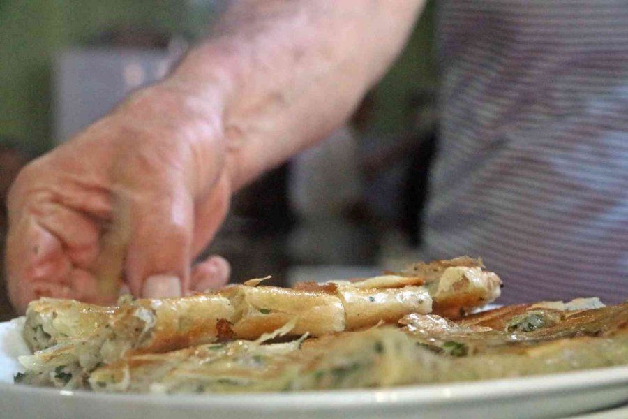 78 Yaşındaki Börek Ustası Yaptığı İşle Gençlere Taş Çıkartıyor