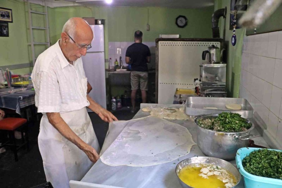 78 Yaşındaki Börek Ustası Yaptığı İşle Gençlere Taş Çıkartıyor