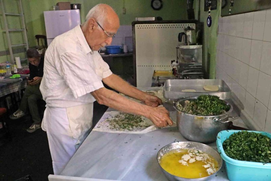 78 Yaşındaki Börek Ustası Yaptığı İşle Gençlere Taş Çıkartıyor