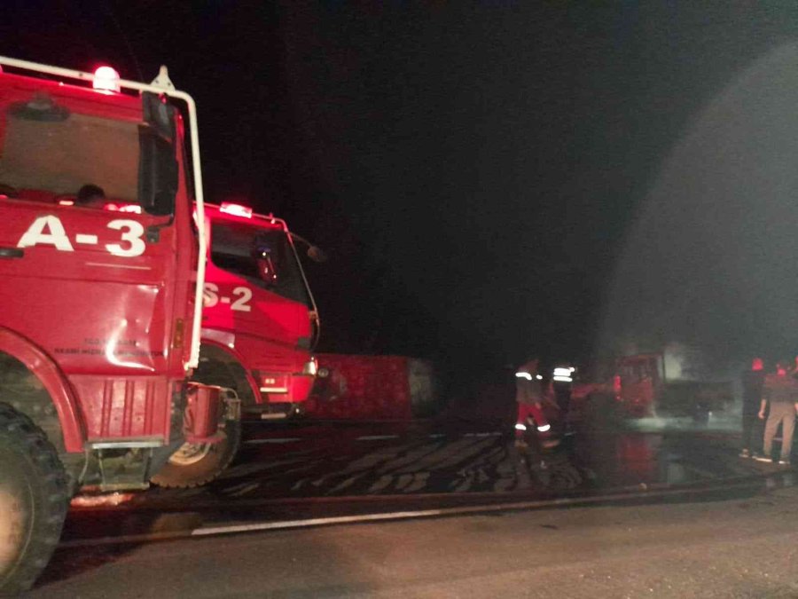 Antalya’da Seyir Halindeki Kamyonet Yandı