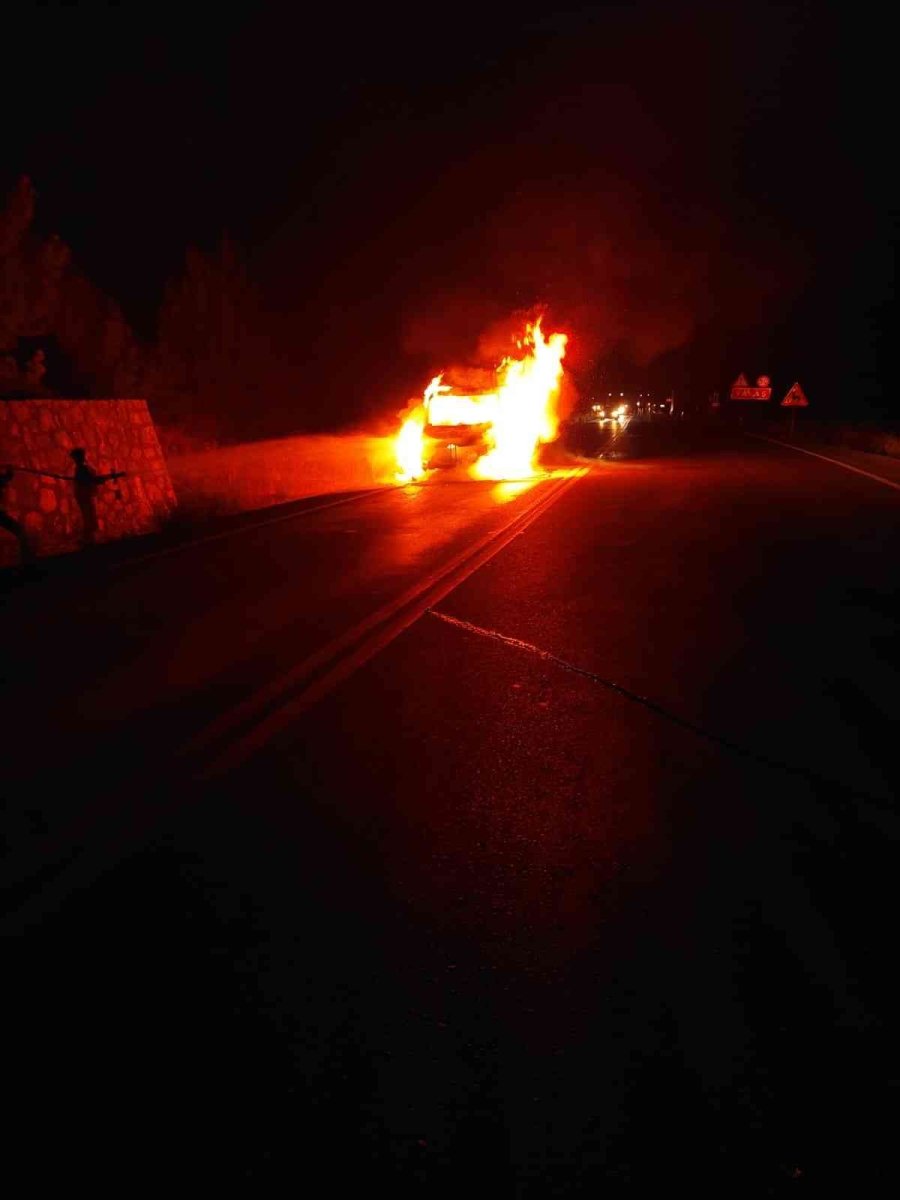 Antalya’da Seyir Halindeki Kamyonet Yandı