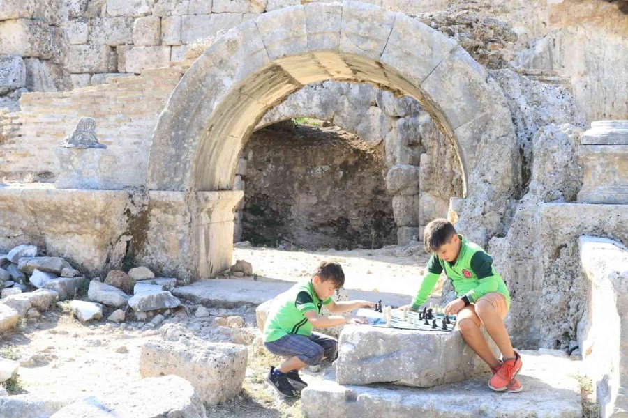 Perge Antik Kenti’nde Satranç Şenliği