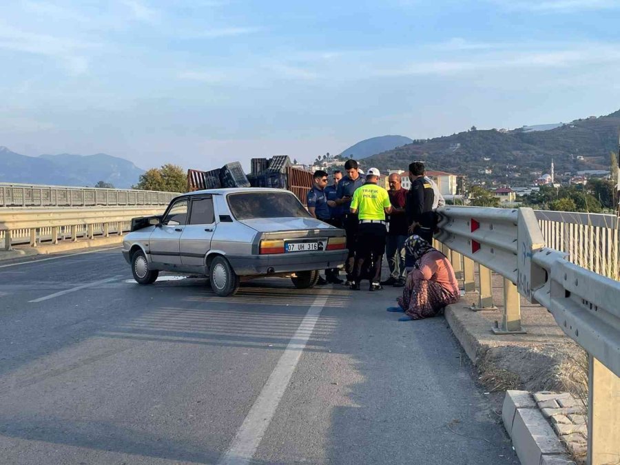 Kasaları Almak İçin Duran Kamyonete Otomobil Çarptı: 1 Yaralı