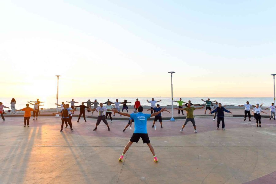 Mersin’de Vatandaşlar Güneşin Doğuşunu Sporla Karşılıyor