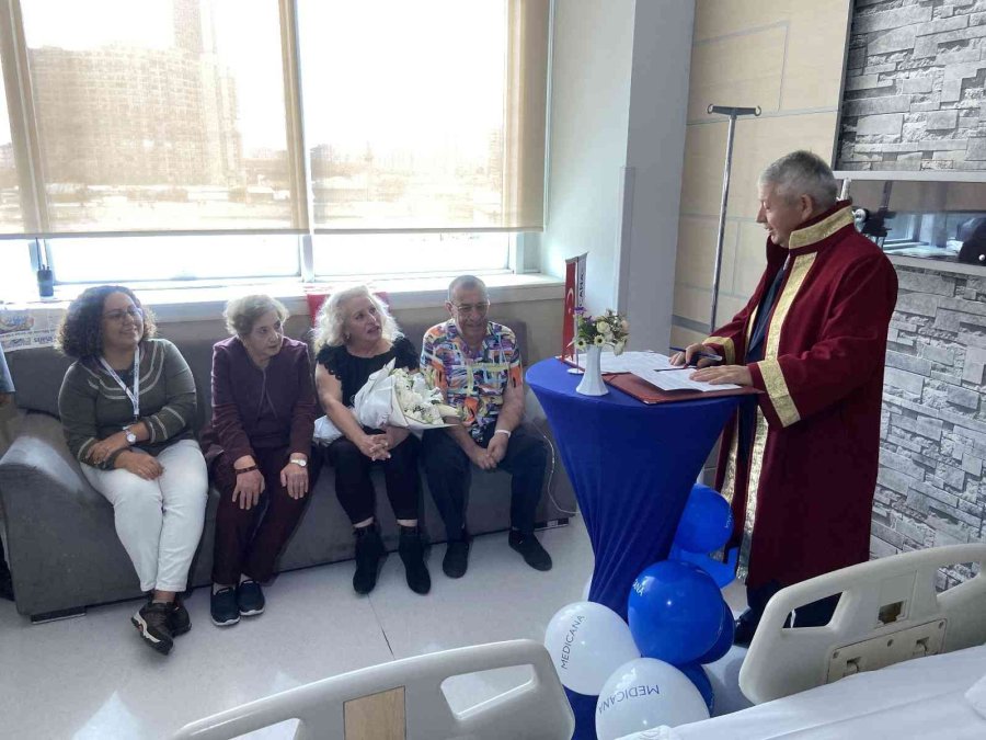 30 Yıl Önce Boşandılar, Hastanede Tekrar Evlendiler