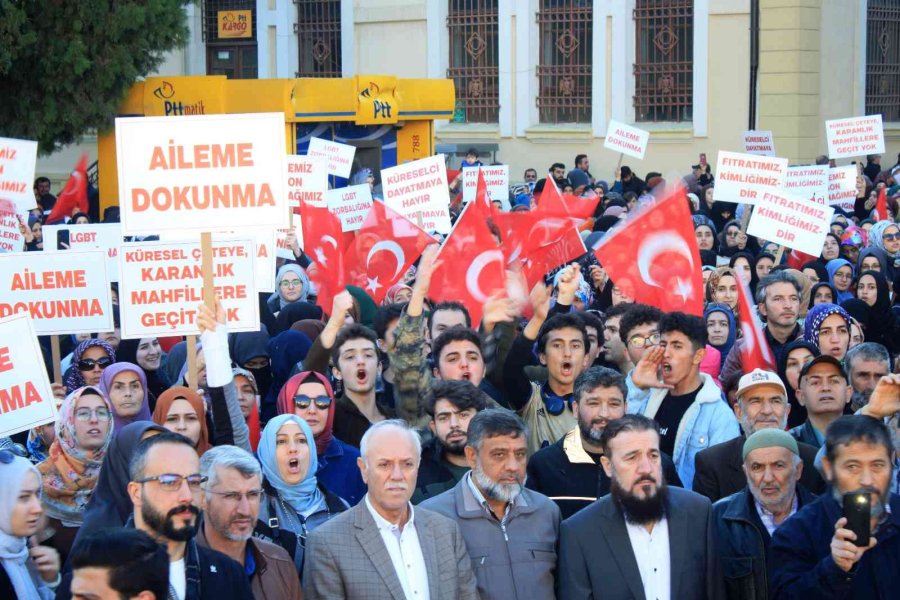 Konya’da Lgbt’ye Karşı Aile Yürüyüşü