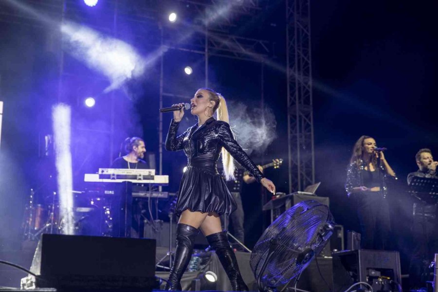 Gençlik Festivalinde İrem Derici Rüzgarı