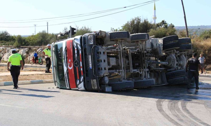 Tır İle Beton Mikseri Çarpıştı: 1 Yaralı