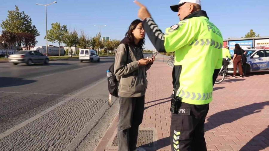 Konya’da Kırmızı Işık İhlali Yapan Yayalar Tek Tek Uyarıldı