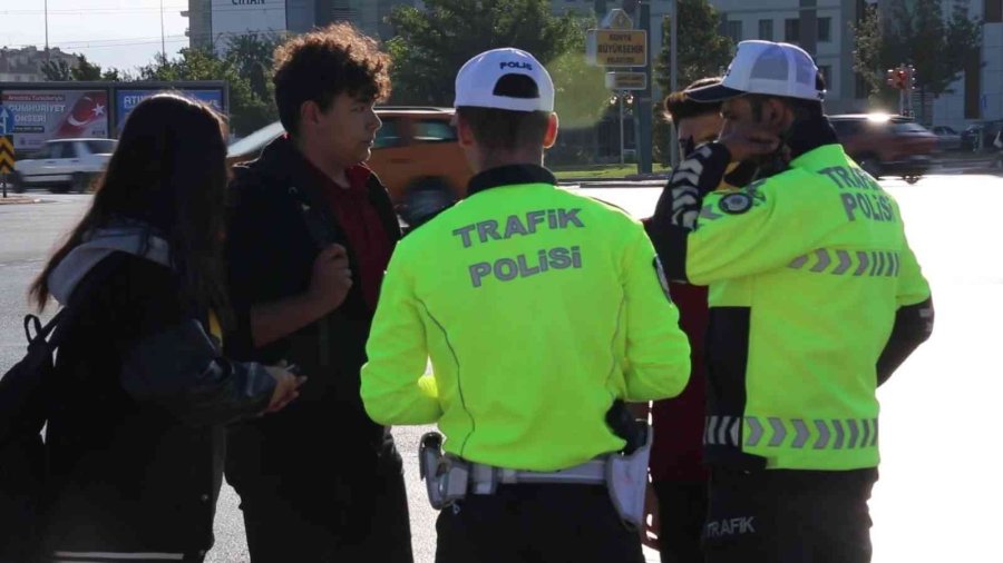 Konya’da Kırmızı Işık İhlali Yapan Yayalar Tek Tek Uyarıldı