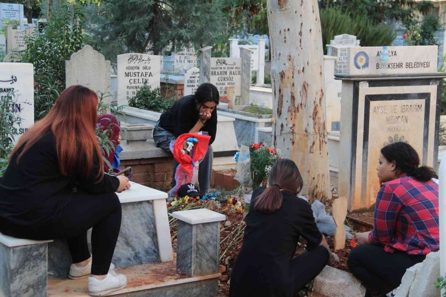 Öğretmeninin Evinde Ölü Bulunan Lise Öğrencisi, Doğum Gününde Mezarı Başında Anıldı