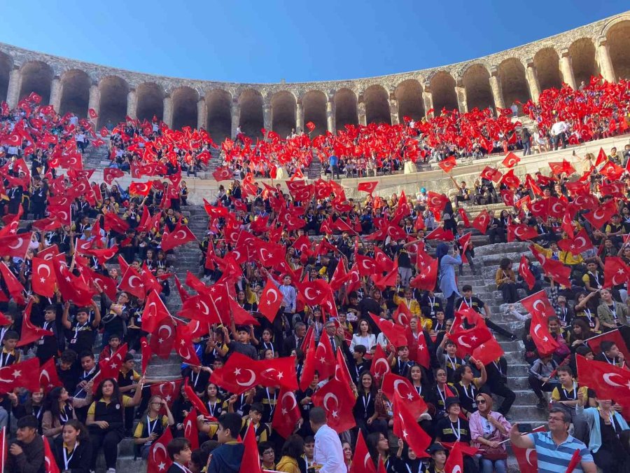 Aspendos Antik Tiyatrosu’nda 6 Bin Öğrenci Aynı Anda Kitap Okudu