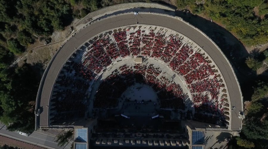 Aspendos Antik Tiyatrosu’nda 6 Bin Öğrenci Aynı Anda Kitap Okudu