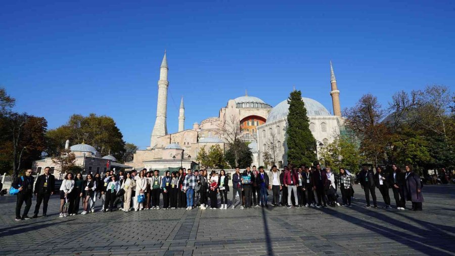 Başkan Altay İstanbul Gezisine Katılan Öğrencilere Trende Eşlik Etti