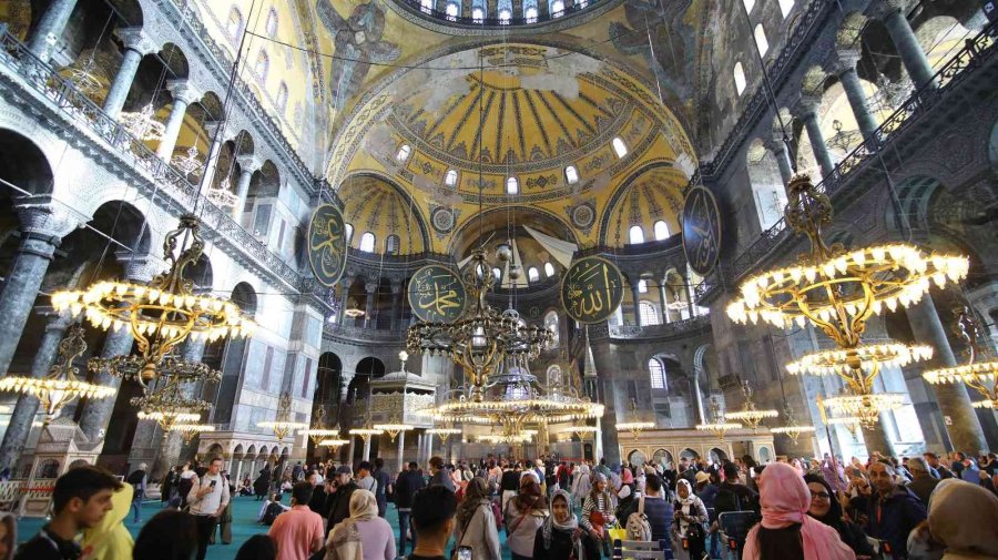 Başkan Altay İstanbul Gezisine Katılan Öğrencilere Trende Eşlik Etti