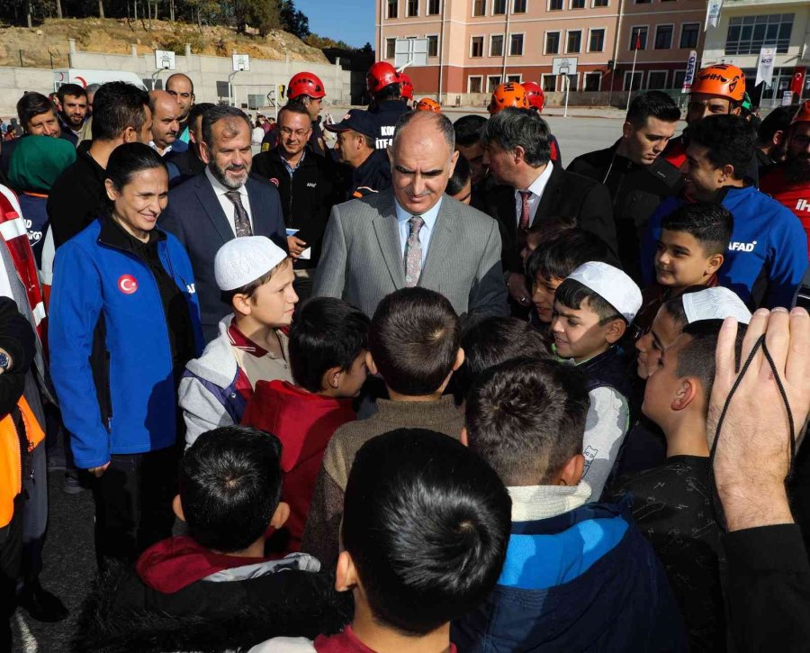 Konya’da Deprem Tatbikatı: Vali Öğrencilerle Sıra Altında Tehlikenin Geçmesini Bekledi