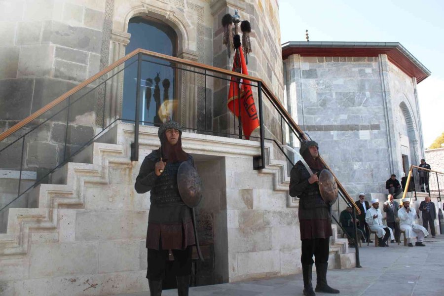 Selçuklu Başkenti Konya’da Sultanlar Türbesi’nde Her Cuma Namazı Sonrası Saygı Nöbeti