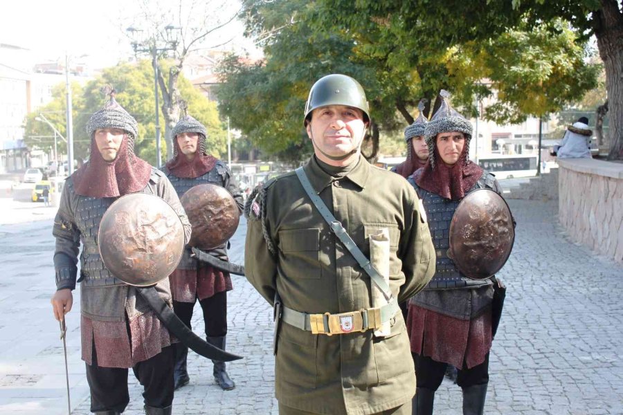 Selçuklu Başkenti Konya’da Sultanlar Türbesi’nde Her Cuma Namazı Sonrası Saygı Nöbeti