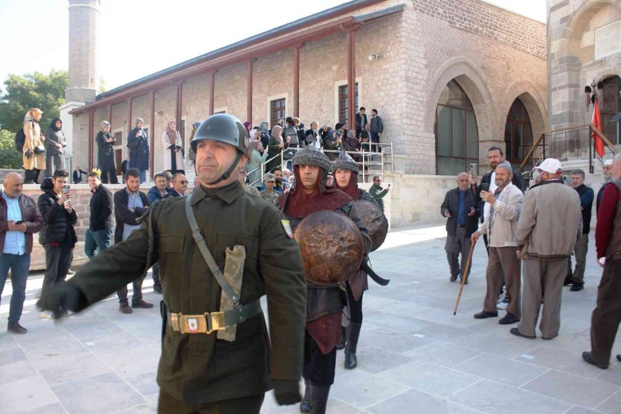 Selçuklu Başkenti Konya’da Sultanlar Türbesi’nde Her Cuma Namazı Sonrası Saygı Nöbeti