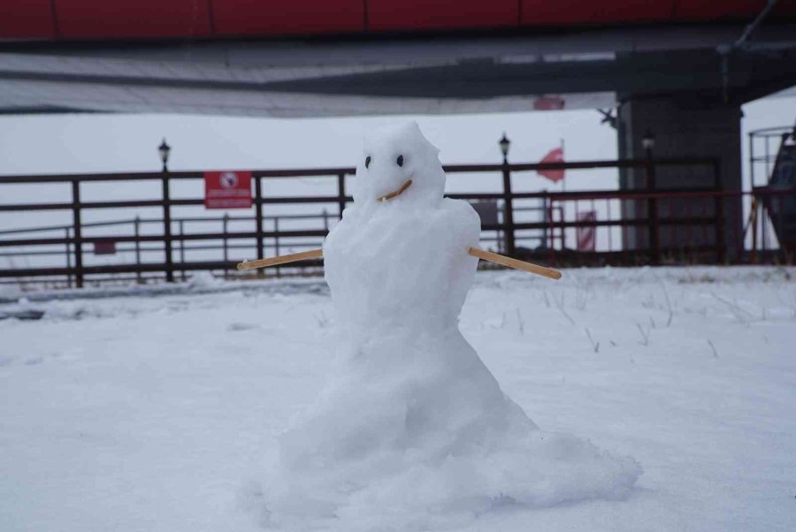 Erciyes’te Sezonun İlk Kardan Adamı Yapıldı