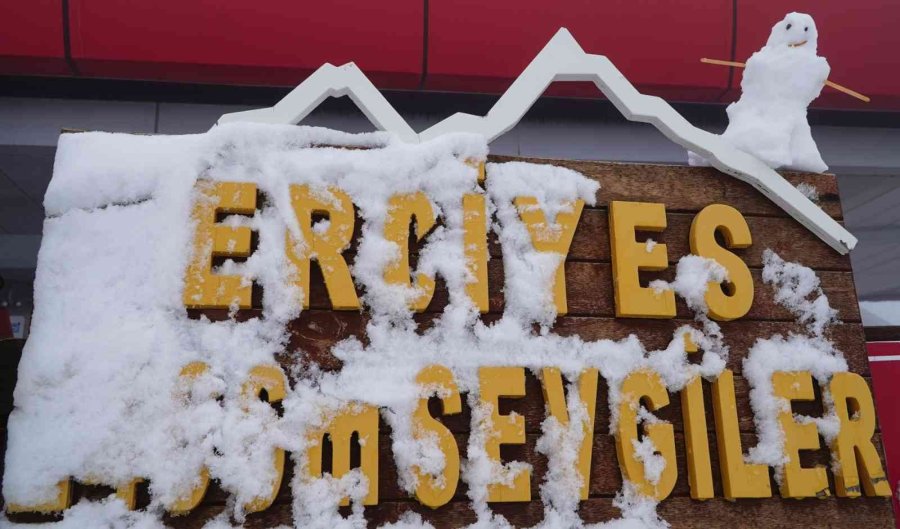 Erciyes’te Sezonun İlk Kardan Adamı Yapıldı