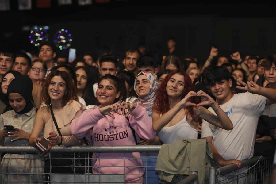 Seçer: "barış, Kardeşlik Ve Sevgi Dolu Bir Dünya Hayal Ediyoruz"